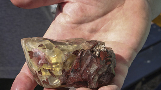 塊狀的拉長石晶體來自太陽石之丘礦區