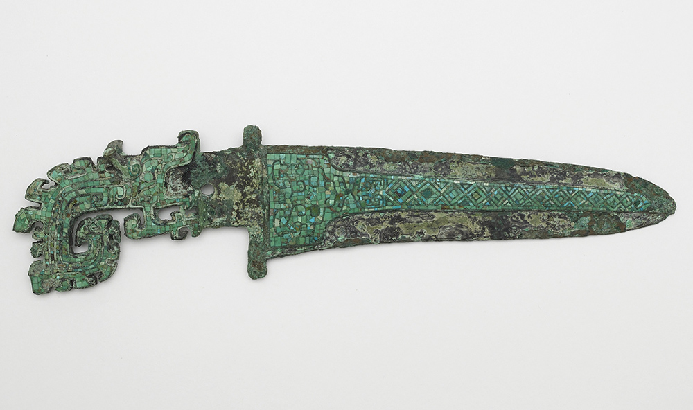 龍型的匕首 (商朝晚期 西元前 1300-1200 年) (於史密森尼博物館藏品)
