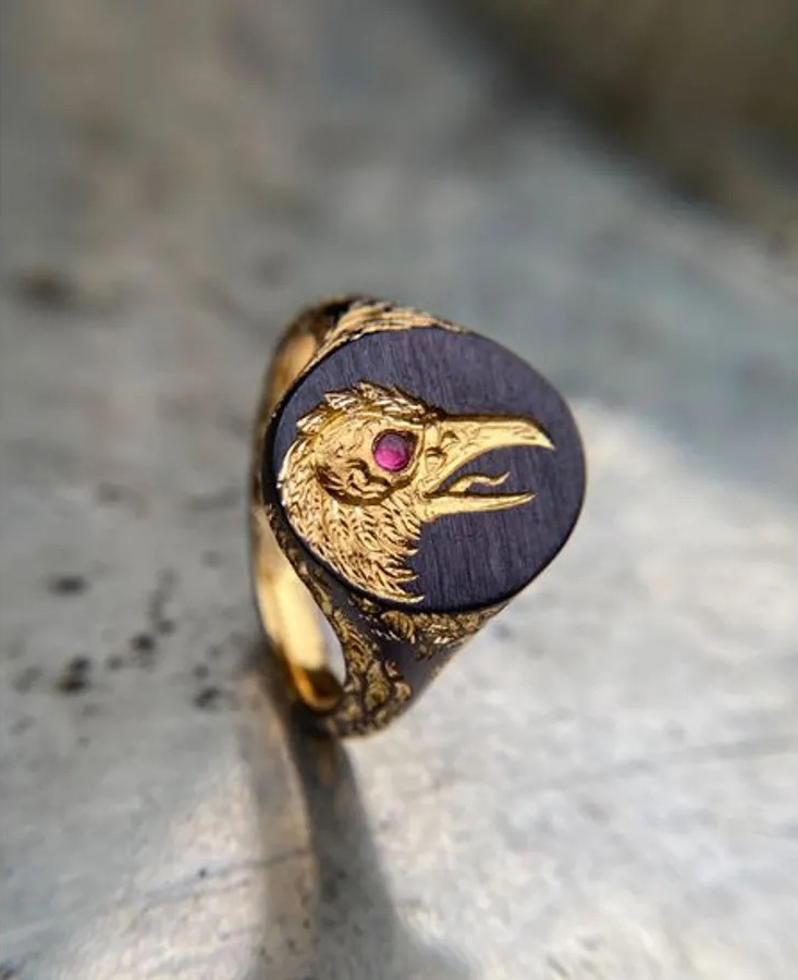 卡斯特羅·史密斯(Castro Smith)設計的一款定製雞尾酒戒指上鑲嵌的寶石是用在另一件珠寶上的。(資料來源:Goldsmiths ‘ Fair)