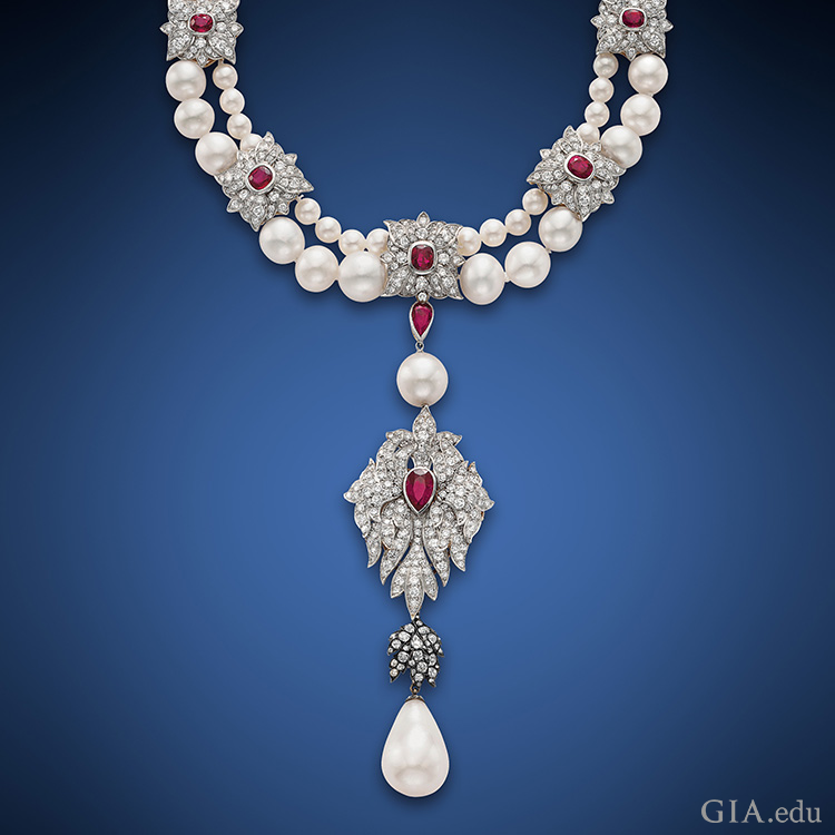 卡地亞將 Elizabeth Taylor 歷史悠久的 50.56 克拉 La Peregrina 珍珠作為吊墜的一部分鑲嵌在這條兩股珍珠、紅寶石和鑽石項鍊的吊墜上。
