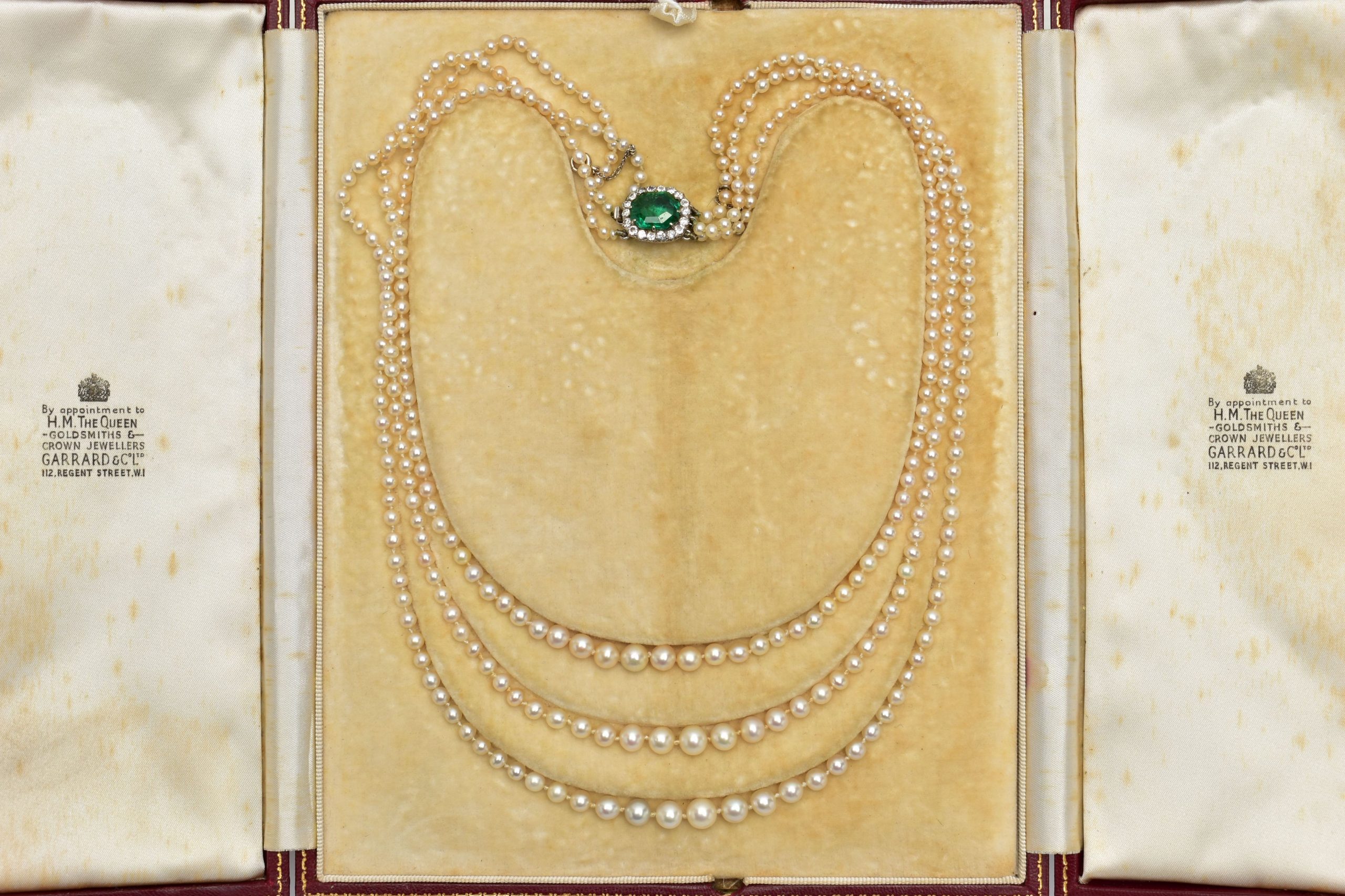 一條帶祖母綠和鑽石扣的珍珠項鍊