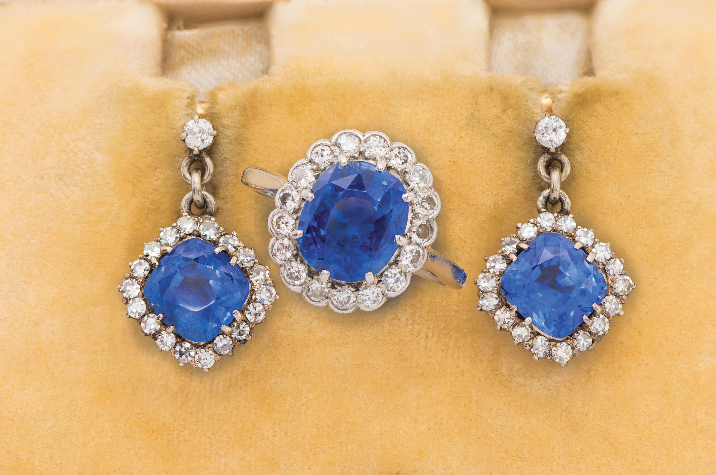 一枚鑽石和藍寶石戒指以及一對鑽石和藍寶石耳環