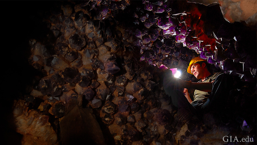 成千上萬的紫色紫水晶和黃色黃水晶在玻利維亞的Anahí礦中被發現