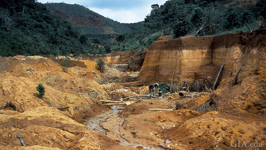 巴西 Malacacheta 附近 corrego do Fogo 的金綠玉礦開採
